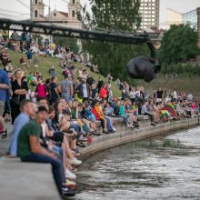 Neries krantinėse Vilniuje – tūkstančiai vėliavų ir „Tautiška giesmė“