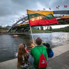 Neries krantinėse Vilniuje – tūkstančiai vėliavų ir „Tautiška giesmė“