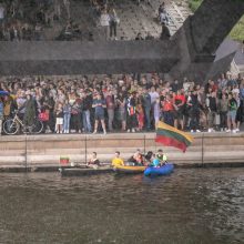 Neries krantinėse Vilniuje – tūkstančiai vėliavų ir „Tautiška giesmė“