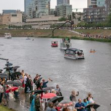 Neries krantinėse Vilniuje – tūkstančiai vėliavų ir „Tautiška giesmė“