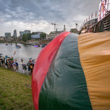 Neries krantinėse Vilniuje – tūkstančiai vėliavų ir „Tautiška giesmė“