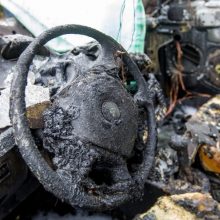 Nelaimė Kaune: užsiliepsnojo remontuojamas automobilis, apdegė žmogus