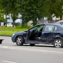 Smarki avarija Pramonės prospekte: automobiliai – suknežinti, sužalota moteris