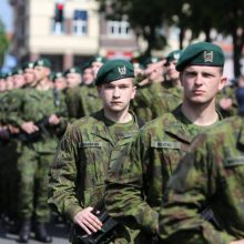 Apie privalomą tarnybą išgirdę studentai nesidžiaugia: bus perdegimas