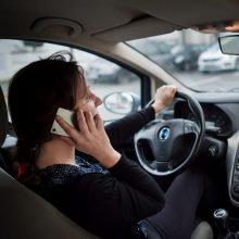 Prie vairo – su telefonu rankose: valdžia skuba keisti įstatymus, teisininkai tikina – nepadės