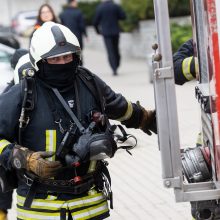 Pasvalio rajone užsiliepsnojo ferma: nelaimės vietoje nualpo ugniagesys 