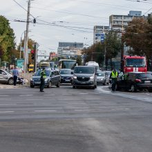 Tarsi užkeiktoje sankryžoje Kaune – masinė avarija, sužaloti trys žmonės