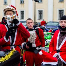 Kalėdų Seneliai į Rotušės aikštę sulėkė keturračiais