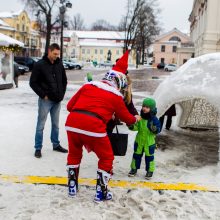 Kalėdų Seneliai į Rotušės aikštę sulėkė keturračiais