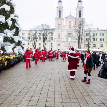 Kalėdų Seneliai į Rotušės aikštę sulėkė keturračiais