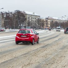 Sniegas Kaune pridarė problemų: kelininkai aplenkė net pagrindines gatves?