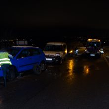 Užnemunės gatvėje į duobę įvažiavę penki automobiliai prakirto padangas