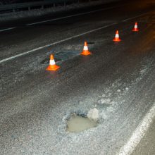 Užnemunės gatvėje į duobę įvažiavę penki automobiliai prakirto padangas