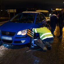 Užnemunės gatvėje į duobę įvažiavę penki automobiliai prakirto padangas