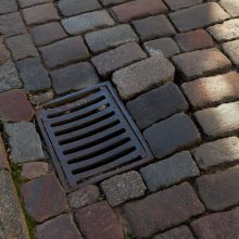 M. Daukšos gatvės grindinys – ne tik pėsčiųjų galvos skausmas 
