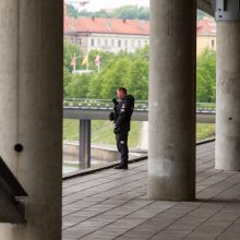 Kraupi nelaimė „Akropolyje“: iš ketvirto aukšto aikštelės iškrito jaunas vyras