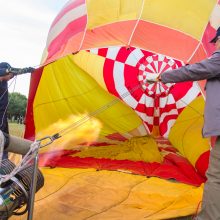 Pirmoji šventės diena: oro balionai Santakos parke nuo žemės nepakilo