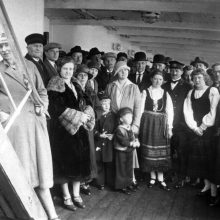 J.Žilius <span style=color:red;>(antroje eilėje centre)</span> ir lietuvių draugijų atstovai su atvykusiais Amerikos lietuviais garlaivio „Lituania“ denyje 1926 m. 
