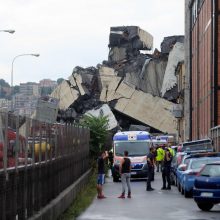 Italijoje sugriuvus greitkelio viadukui žuvo mažiausiai 30 žmonių