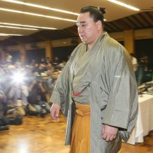 Varžovą aptalžęs Japonijos sumo didysis čempionas nutraukė karjerą