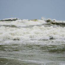 Laikas prie jūros: vieni grožėjosi, kiti – gaudė bangas