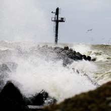 Laikas prie jūros: vieni grožėjosi, kiti – gaudė bangas