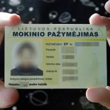 Tiekėjai mokinio pažymėjimus dvyliktokams pagamino tik gegužę, kai tie dokumentai faktiškai buvo nebereikalingi, todėl savivaldybė neketina mokėti pinigų už šią paslaugą.