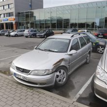 Statybininkai išėjo, automobilis „Opel“ liko