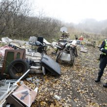 Vizitas: policininkai, aplinkosaugininkai ir savivaldybės atstovai dar pernai lapkritį apsilankė benamių „kempinge“, kad savo akimis pamatytų šį neįtikėtiną darinį.