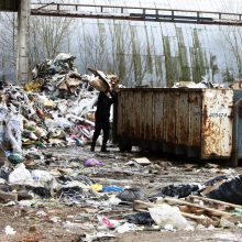 Po kalbų – tie patys darbai: Klaipėdos centre toliau veikia šiukšlynas