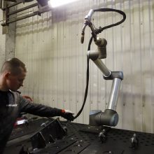 Technologijos: bendrovėje gamyba vyksta naudojant modernius lazerius, metalo lenkimo mašinas, suvirinimo robotus.