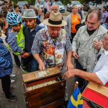 Susidomėjimas: žiūrovams visada labai smalsu, kaip medinėje dėžutėje su rankena gimsta muzika.