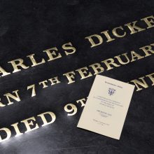 Čarlzas Dikensas palaidotas Vestminsterio abatijoje Londone.