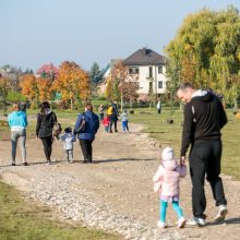 Neeilinė šventė Garliavoje: baigtas sodinti Šimtmečio parkas