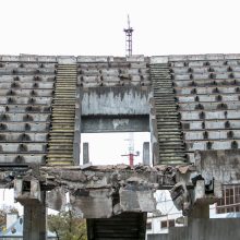 Sunkioji technika jau stadione – pradėtos griauti tribūnos