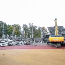 Sunkioji technika jau stadione – pradėtos griauti tribūnos