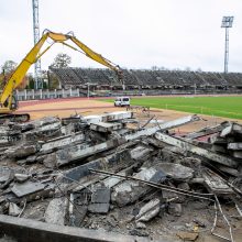 Sunkioji technika jau stadione – pradėtos griauti tribūnos