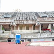 Sunkioji technika jau stadione – pradėtos griauti tribūnos