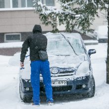 Neišsprendžiamas galvosūkis keliuose: barstomi visą parą, bet avarijų – apstu