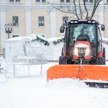 Neišsprendžiamas galvosūkis keliuose: barstomi visą parą, bet avarijų – apstu