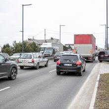 Karmėlavoje vilkikas taranavo opelį, sužaloti 2 iš 3 šio ekipažo narių