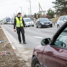 Karmėlavoje vilkikas taranavo opelį, sužaloti 2 iš 3 šio ekipažo narių