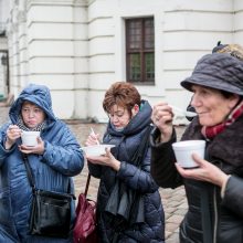 Žmonių gerumas kvepia žirniene: kartu su skurstančiais – prezidentė ir vyskupas