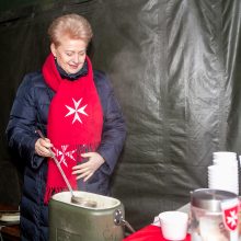 Žmonių gerumas kvepia žirniene: kartu su skurstančiais – prezidentė ir vyskupas