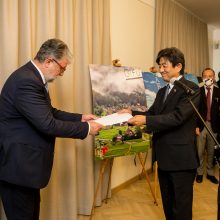 Sugiharos namams japonai įteikė paramą