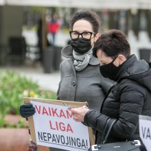 Kaune – ir vėl protestas prieš vaikų testavimą: tėvai laidojo laisvę ir demokratiją