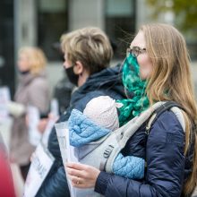 Tėvų protestas prieš vaikų testavimą buvo neteisėtas: organizatorei skirta bauda