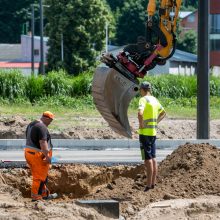 Pilies žiede kelininkai sparčiai sukasi: jau pradėta kloti asfalto danga