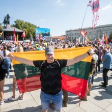 Vilniuje – tūkstantinis protestas: su plakatais „Ne gyvulių pasui“ ir „Dž. Sorošą lauk iš Lietuvos“