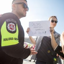 Vilniuje – tūkstantinis protestas: su plakatais „Ne gyvulių pasui“ ir „Dž. Sorošą lauk iš Lietuvos“